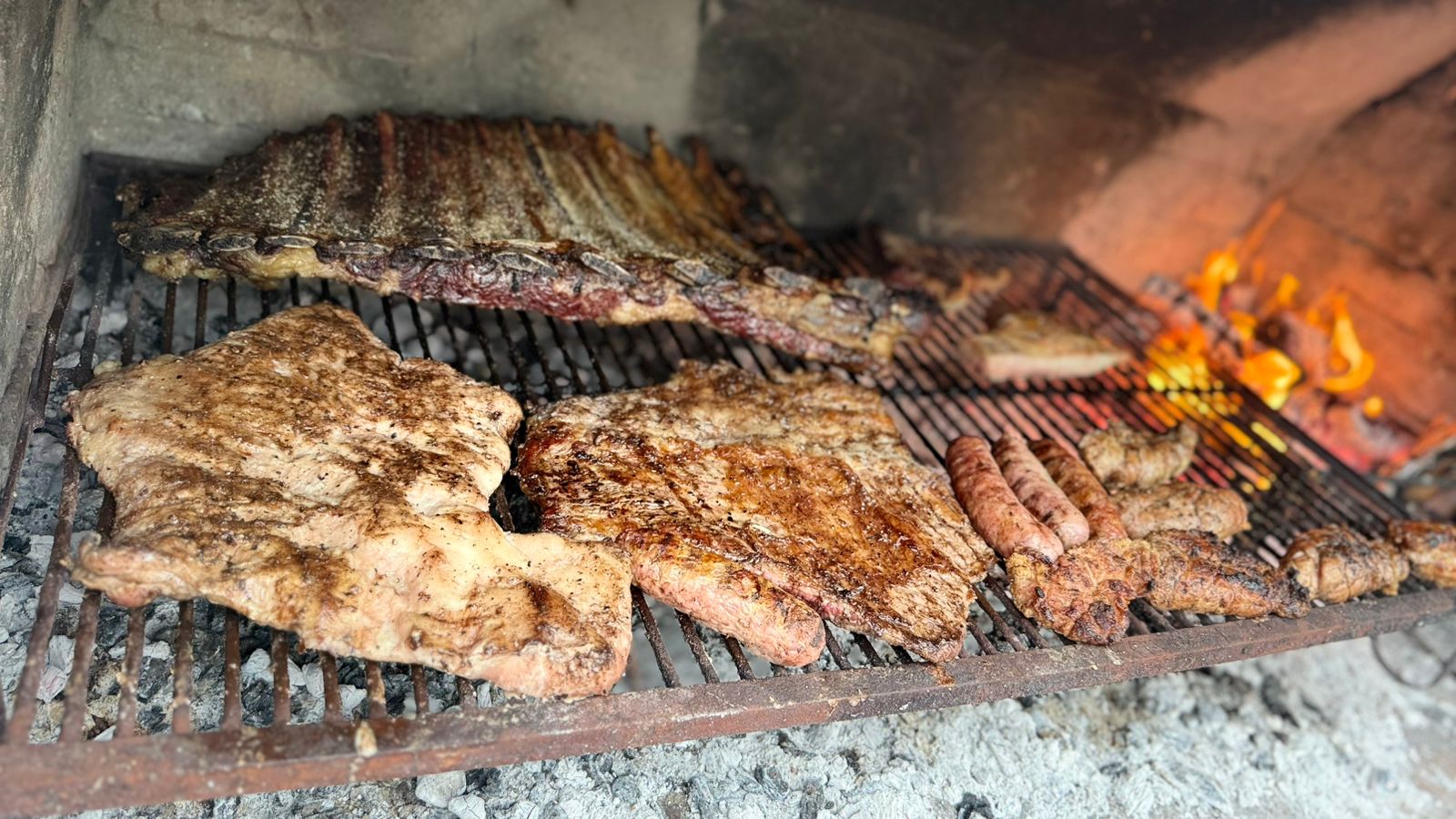 Cocina al fuego y carne a la parrilla